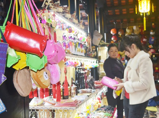 Hue Night Market - shopping in hue