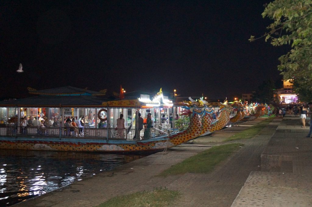 Hue Night Market - ben toa kham