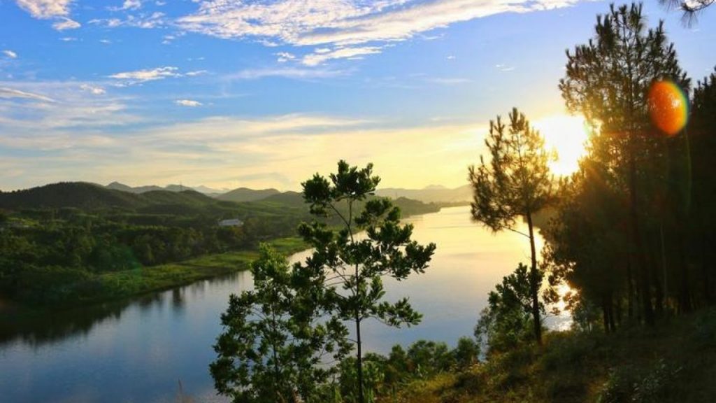 vong canh hills Things To Do in Hue Vietnam